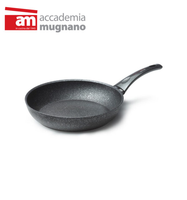 <h3>Accademia Mugnano</h3>
    Padella Diamante di Luna 26 cm     

CUORE DI PIETRA E' una linea completa di padelle in alluminio forgiato ad alto spessore con rivestimento interno antiaderente AM MINERAL STONE; uno speciale rivestimento a effetto pietra dotato di micro particelle minerali naturali, rinforzato con titanio, per esaltare il sapore naturale dei cibi cucinando senza olio ne grassi